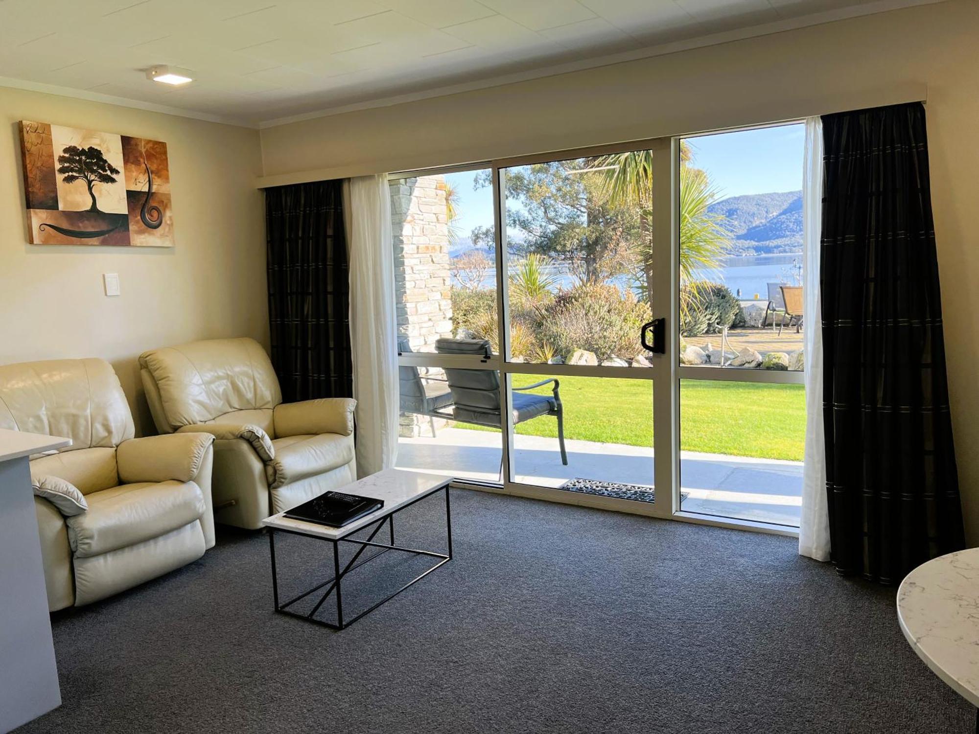 Fiordland Lakeview Motel And Apartments Te Anau Bagian luar foto